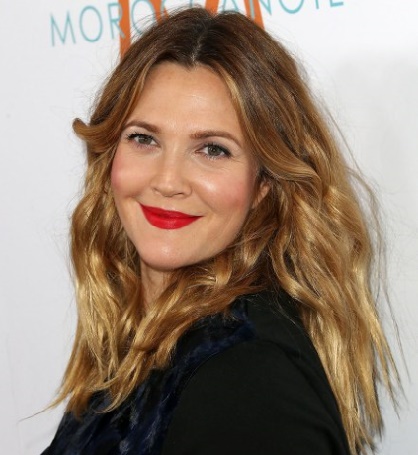 Les premiers pas de Drew Barrymore dans le prêt-à-porter Les premiers pas de Drew Barrymore dans le prêt-à-porter