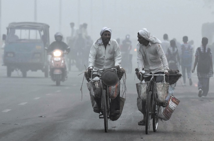 Indiens et Pakistanais suffoquent dans le brouillard de pollution Indiens et Pakistanais suffoquent dans le brouillard de pollution