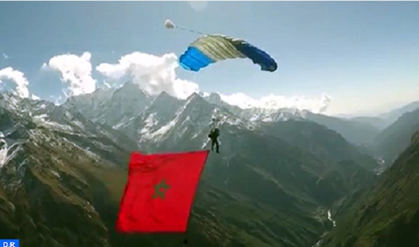 Anas Bekkali hisse le drapeau marocain sur l'Himalaya Anas Bekkali hisse le drapeau marocain sur l'Himalaya