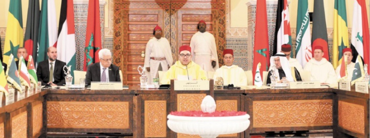 Sa Majesté le Roi présidant  une session du Comité Al-Qods.