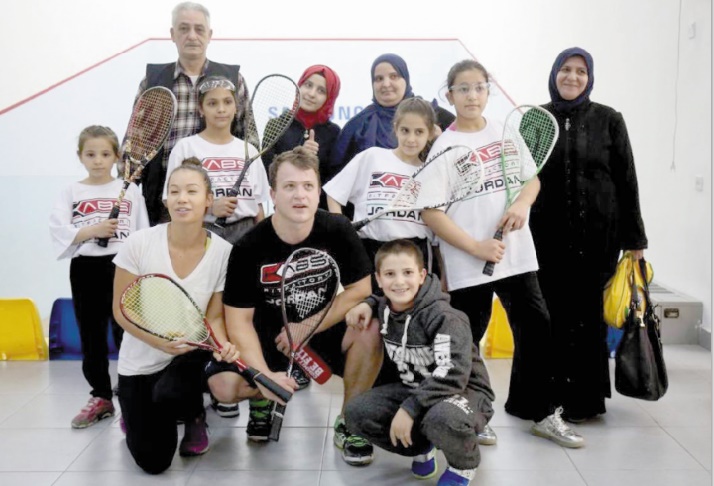 Loin de la guerre, de jeunes réfugiées syriennes se libèrent au squash