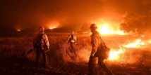 La Californie toujours en lutte contre l'incendie “Thomas” La Californie toujours en lutte contre l'incendie “Thomas”
