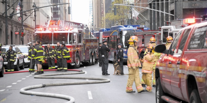 Enormes incendies à New York et Bombay Enormes incendies à New York et Bombay