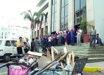 Les raisons du débrayage selon Larbi Lakhrim , S.G. du Syndicat démocratique des collectivités locales :  Le pourquoi de la grève Les raisons du débrayage selon Larbi Lakhrim , S.G. du Syndicat démocratique des collectivités locales :  Le pourquoi de la grève