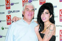 Le fantôme d’Amy Winehouse rendrait visite à son père Le fantôme d’Amy Winehouse rendrait visite à son père