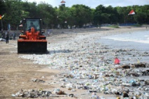 Un océan de déchets envahit les plages à Bali