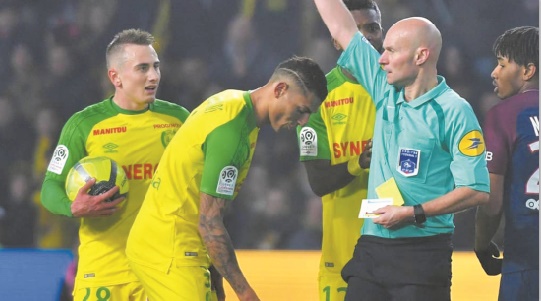 Insolite : Quand l'arbitre tacle un joueur