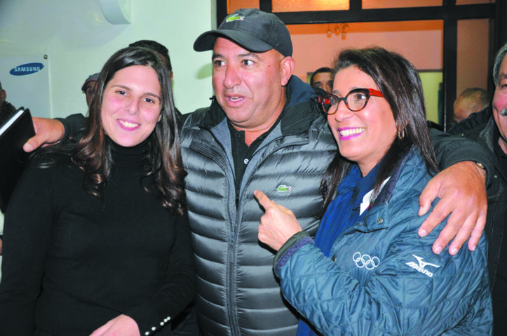 Abderrahim Moundir entouré de sa fille Meriem et de la championne Nawal Abderrahim Moundir entouré de sa fille Meriem et de la championne Nawal
