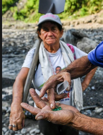Dans les mines d'émeraude, des femmes battent en brèche le machisme
