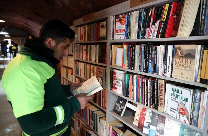 En Turquie, des éboueurs donnent une deuxième vie aux livres jetés