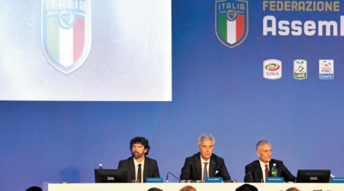 Le calcio s'enfonce dans la crise : Fiasco à la Fédération italienne Le calcio s'enfonce dans la crise : Fiasco à la Fédération italienne