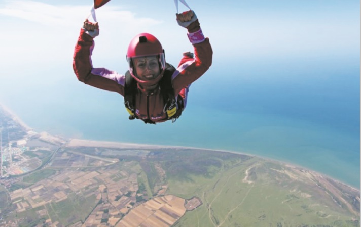 En Iran, une parachutiste “aussi capable” que tout homme En Iran, une parachutiste “aussi capable” que tout homme