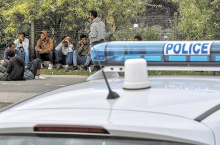 Après des rixes sanglantes, la France appelle les migrants à ne plus venir à Calais Après des rixes sanglantes, la France appelle les migrants à ne plus venir à Calais