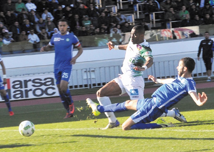 Iajour surgit pour marquer le premier de ses trois buts et remet ainsi sur les rails son équipe. Ph. Moumen Iajour surgit pour marquer le premier de ses trois buts et remet ainsi sur les rails son équipe. Ph. Moumen