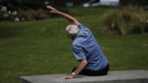 Bouger même sans transpirer pourrait prolonger la vie des seniors