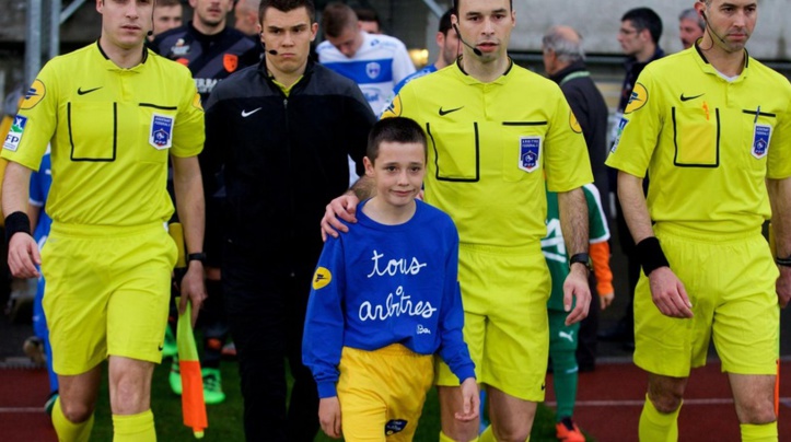 Insolite : Un enfant, un arbitre, un câlin, un carton blanc...