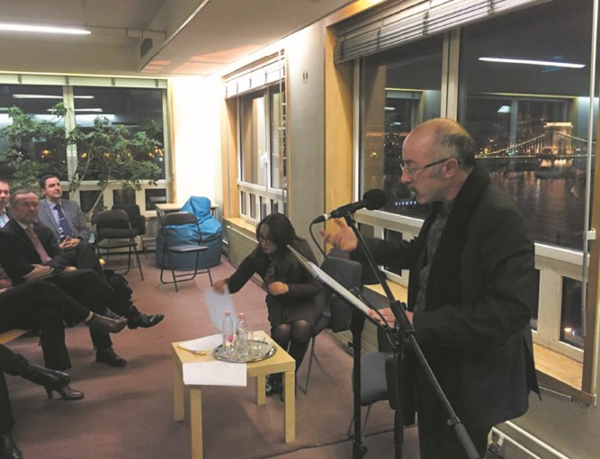 Hassan El Ouazzani anime une soirée poétique à Budapest Hassan El Ouazzani anime une soirée poétique à Budapest
