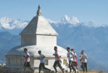 Au Népal, des moines troquent la robe pour des chaussures de sport Au Népal, des moines troquent la robe pour des chaussures de sport