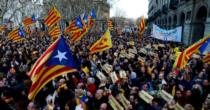 Des indépendantistes catalans défilent pour “la République maintenant” Des indépendantistes catalans défilent pour “la République maintenant”
