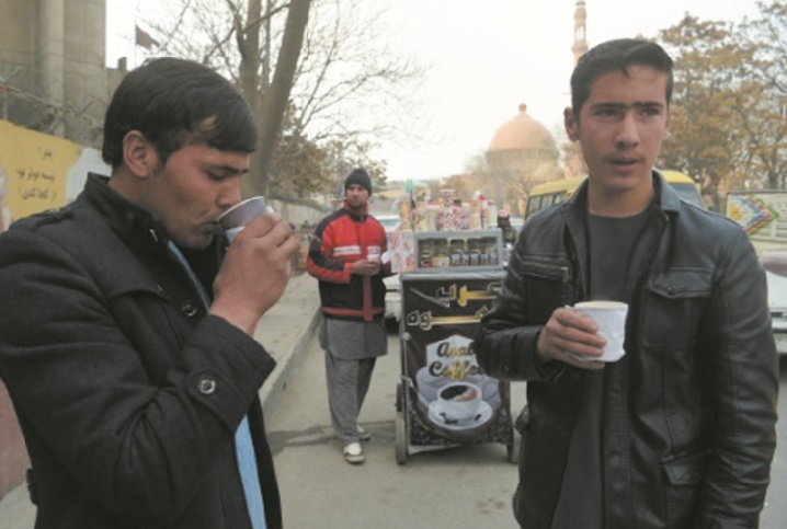 Au coin d'une rue de Kaboul, un insolite parfum de café Au coin d'une rue de Kaboul, un insolite parfum de café