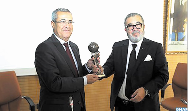 Le DG de la MAP, Khalil Hachimi Idrissi, remettant un trophée mérité à Mohamed Benabdelkader. Le DG de la MAP, Khalil Hachimi Idrissi, remettant un trophée mérité à Mohamed Benabdelkader.