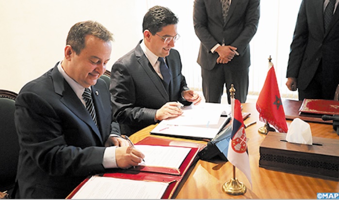 Signature des accords par Nasser Bourita et Ivica Dacic.