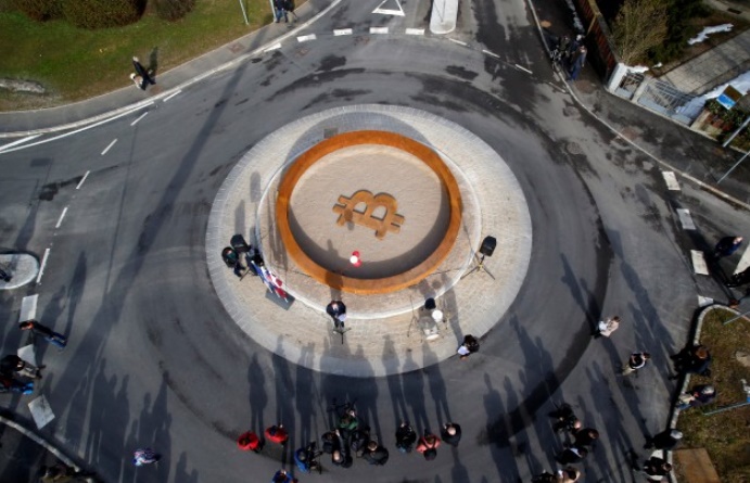 Insolite : Un rond-point dédié au bitcoin Insolite : Un rond-point dédié au bitcoin