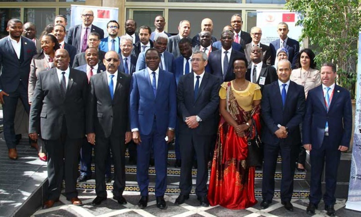 Mohamed Benabdelkader entouré des participants à la réunion du CTS N°8.