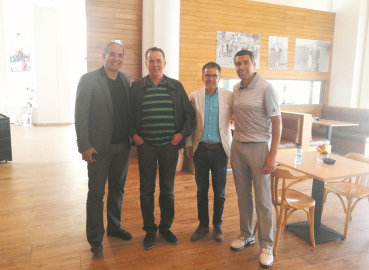 Badou Zaki et Noureddine Naybet entourant Abdelhakim Serrar et Rachid Malek, membres de la direction de l’USMA. Ph :usma.dz Badou Zaki et Noureddine Naybet entourant Abdelhakim Serrar et Rachid Malek, membres de la direction de l’USMA. Ph :usma.dz