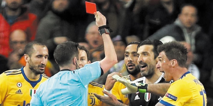 Buffon : Cet arbitre a un sac poubelle à la place du cœur Buffon : Cet arbitre a un sac poubelle à la place du cœur