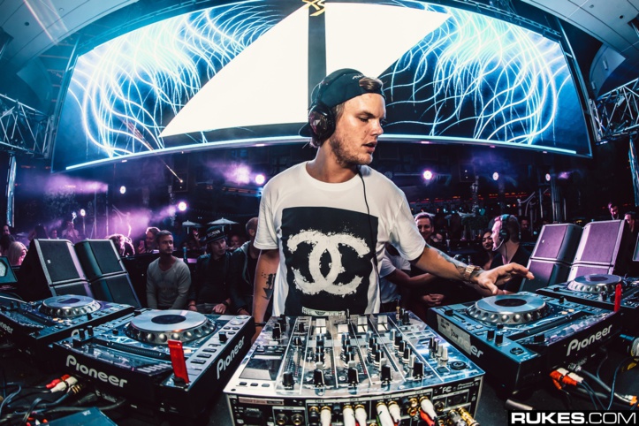 Artistes et fans rendent hommage au DJ suédois  Avicii