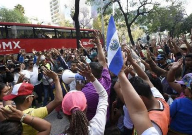 Des dizaines de migrants arrivent à la frontière USA-Mexique Des dizaines de migrants arrivent à la frontière USA-Mexique