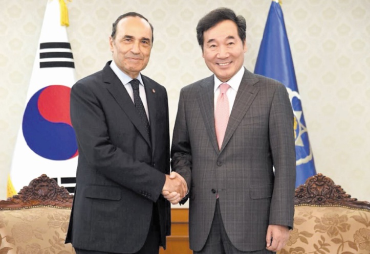 Poignée de main entre Habib El Malki et Lee Nak-yon. Poignée de main entre Habib El Malki et Lee Nak-yon.