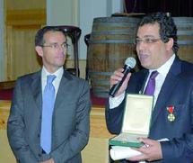 Le cinéaste a déjà reçu plusieurs prix dans différents festivals en Italie : Hamid Basket, chevalier de l'Ordre de l'Etoile de solidarité italienne Le cinéaste a déjà reçu plusieurs prix dans différents festivals en Italie : Hamid Basket, chevalier de l'Ordre de l'Etoile de solidarité italienne