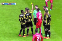 Insolite : ​ ​​Quand l’arbitre prend un  carton jaune