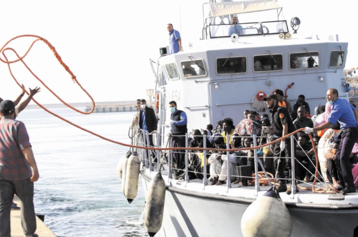 Plus de 300 migrants secourus par les garde-côtes libyens au large de la côte occidentale