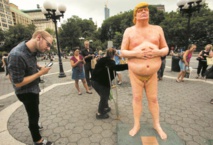 Insolite : Statue de Donald Trump nu