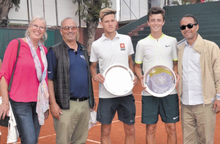 • Les vainqueurs du double Younes Lalami en compagnie du directeur du tournoi Mustapha Faïz et des parents Lalami • Les vainqueurs du double Younes Lalami en compagnie du directeur du tournoi Mustapha Faïz et des parents Lalami