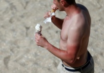 Certains bronzent, d'autres rosissent, les gènes en cause identifiés Certains bronzent, d'autres rosissent, les gènes en cause identifiés