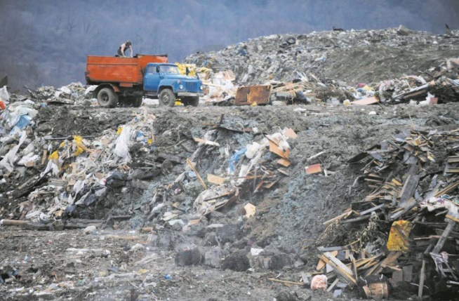 Submergée de déchets, Moscou étouffe