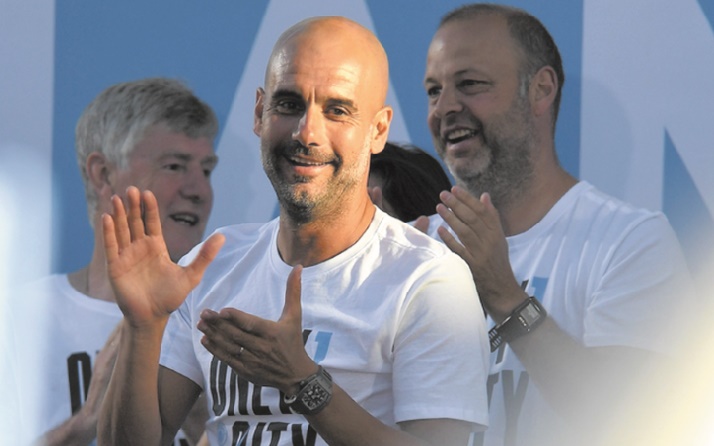 Guardiola prolonge à Manchester City Guardiola prolonge à Manchester City