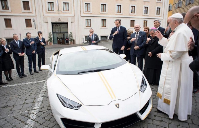 Insolite : Lamborghini papale Insolite : Lamborghini papale