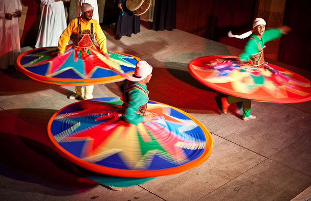 Un danseur égyptien de Tanoura emporte le public oujdi dans les méandres du chant soufi Un danseur égyptien de Tanoura emporte le public oujdi dans les méandres du chant soufi