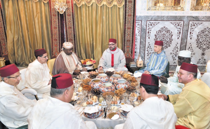 S.M le Roi offre des Iftar en l'honneur d’Ali Bongo et de Moussa Faki Mahamat S.M le Roi offre des Iftar en l'honneur d’Ali Bongo et de Moussa Faki Mahamat