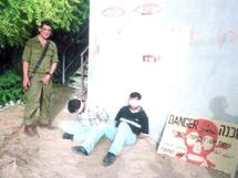 Israël : Parution de nouvelles photos de soldats humiliant des détenus palestiniens Israël : Parution de nouvelles photos de soldats humiliant des détenus palestiniens