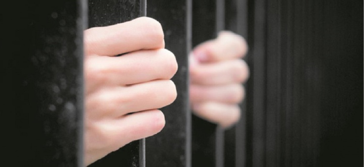 âgé de 18 ans datant de 13 ans illégal