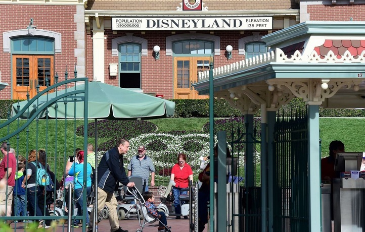 Des employés de Disneyland réclament une augmentation des salaires Des employés de Disneyland réclament une augmentation des salaires