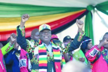 Le président du Zimbabwe  échappe à un attentat à la bombe