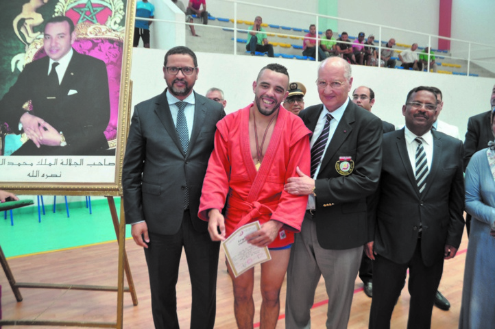 L'athlète Chakiri El Houcine, félicité par Dalil Skalli, président de la FRMSTJ et le gouverneur de Mohammedia, Ali Salem Chagaf. L'athlète Chakiri El Houcine, félicité par Dalil Skalli, président de la FRMSTJ et le gouverneur de Mohammedia, Ali Salem Chagaf.