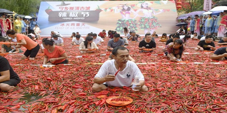 Insolite : ​​​​Il avale 50 piments en une minute